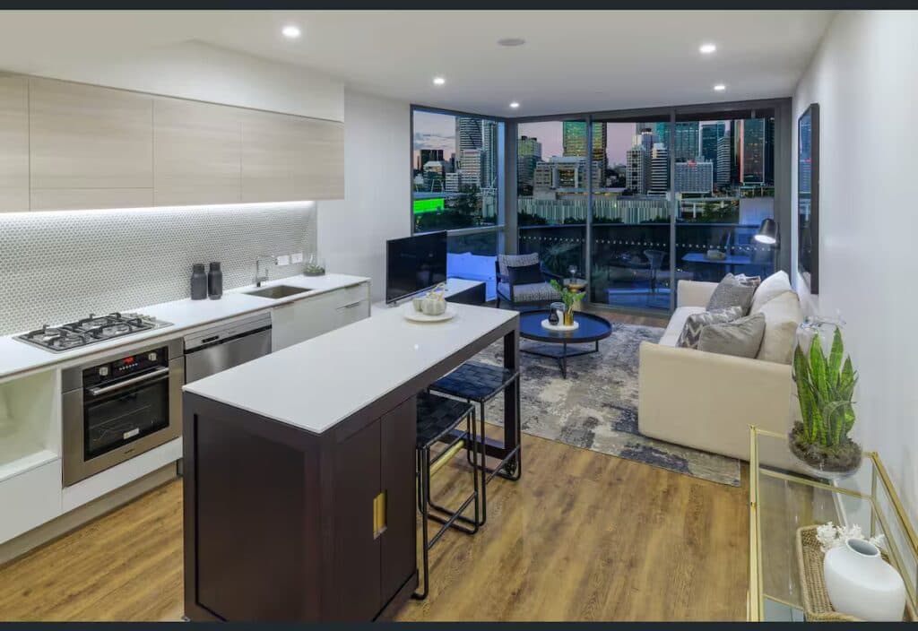 Dazzling City Views + Heart of City Excitement - Image 10