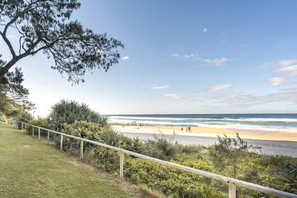 Opulent Beachfront Daydream! 2B Designer Apartment - Image 1