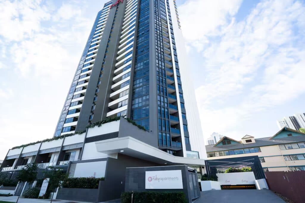 Stunning Sunsets, River Views & Central Location! - Image 1