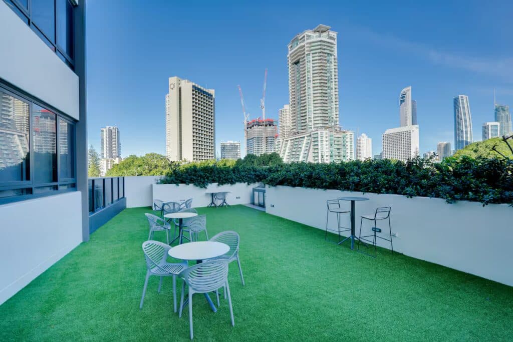 Stylish Apt with City Views+Gym, Pool, Sauna! - Image 1