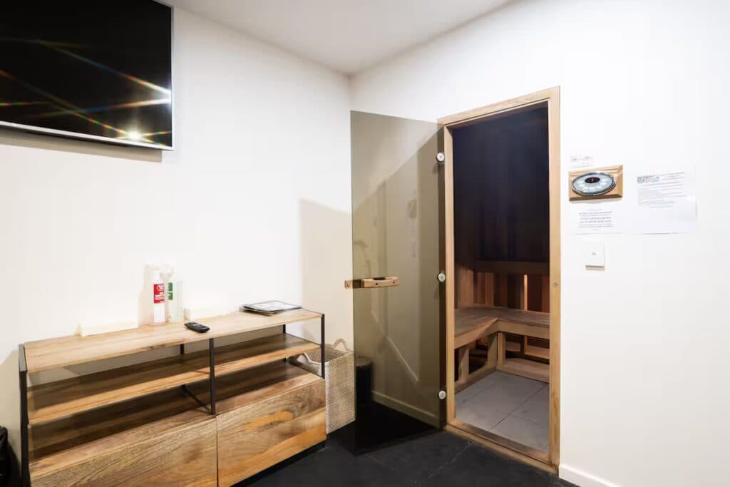 Stylish Apt with City Views+Gym, Pool, Sauna! - Image 2