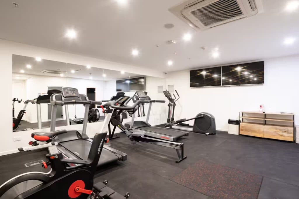 Stylish Apt with City Views+Gym, Pool, Sauna! - Image 3