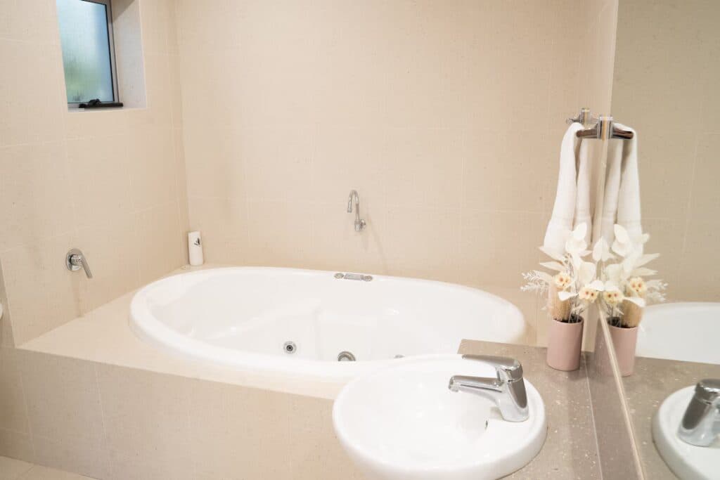 Ultimate Beachfront Bliss! 3BD Tropical Escape - Image 9